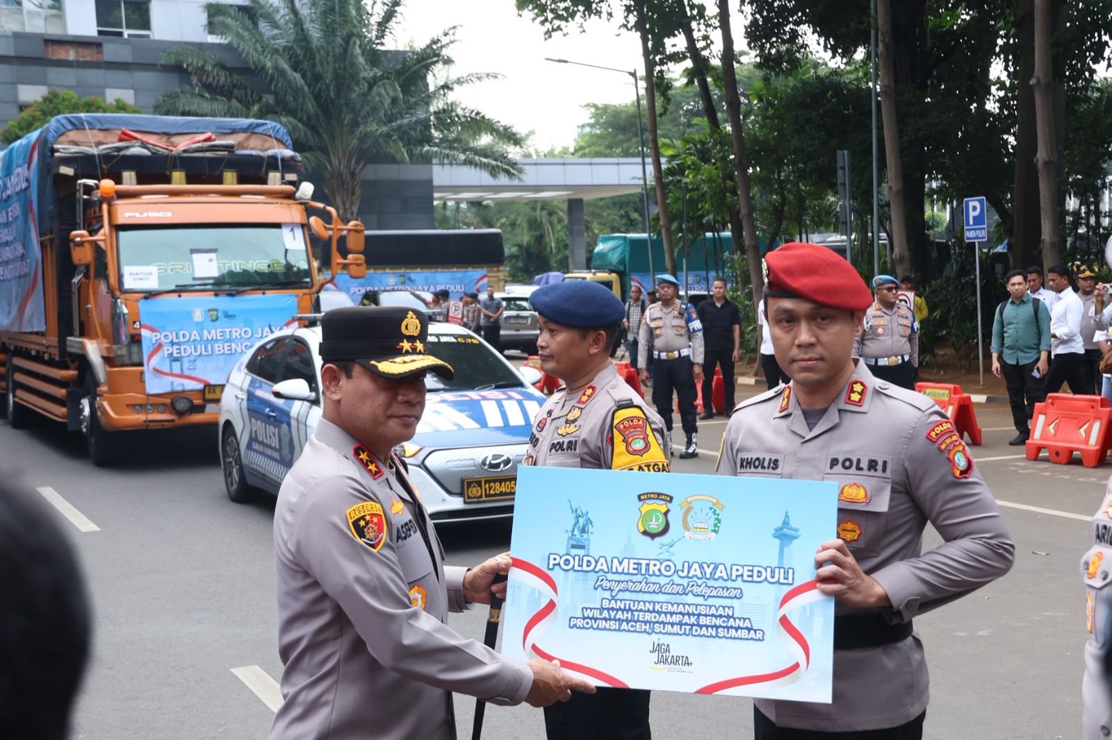 Polda Metro Jaya Kirim Bantuan Kemanusiaan ke Aceh, Sumut, dan Sumbar